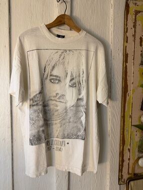 VTG Giant by Tultex 90s Kurt Cobain Memorial Tee Slightly Thrashed: Size XL